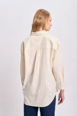 Camisa casual a rayas amarillas y blancas, de corte clásico y manga larga.