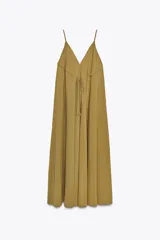 Vestido midi color ocre de Zara Woman Collection, confeccionado en hilatura con mezcla de algodón. Presenta escote pico, tirantes finos y tejido con volumen.