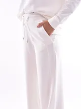 Pantalón de tiro alto color gris, con diseño holgado y cintura elástica.