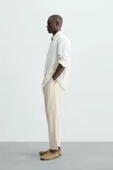 Pantalón azul marino de corte recto, con cintura elástica ajustable con cordón, bolsillos laterales y traseros.