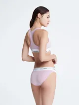 Bombachas de estilo deportivo en color rosado, con cintura elástica y detalles distintivos de Calvin Klein.
