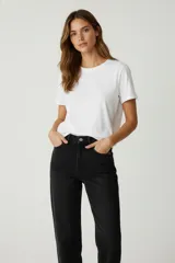 Remera blanca de algodón con estampado de texto y dibujo de naranja.