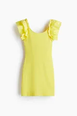 Vestido corto amarillo de punto acanalado de algodón, de corte ajustado, con escote en U y breteles anchos con volados dobles de tela.