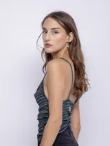 Top sin mangas con tirantes finos, confeccionado en tela con destellos metálicos y diseño ajustable.