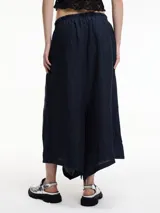 Pantalón culotte azul marino de lino, tiro medio, corte amplio, con bolsillos laterales y pretina elástica en la parte trasera.