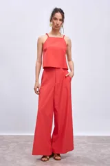 Blusa color coral con breteles finos y escote cuadrado.