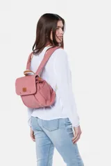 Mochila de canvas beige con cierre delantero y dos bolsillos laterales.