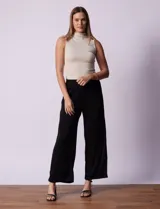 Pantalón plisado negro marca Liv Los Angeles, de corte palazzo y pretina ancha elastizada.
