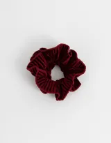 Maxi scrunchie plisada de velvet color rosa claro.