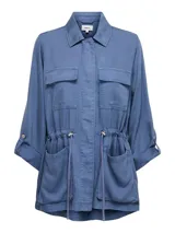 Chaqueta azul denim con cuello clásico, mangas largas con botón para enrollar, cierre con botones, bolsillos en el pecho con solapa y bolsillos laterales.