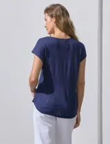 Remera azul de modal marca French Laundry, con cuello redondo y detalle de bordado floral en los hombros.