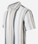 Camisa de manga corta para hombre marca Marfinno, confeccionada en tejido texturizado de mezcla de algodón y poliéster. Presenta un diseño de rayas verticales en tonos beige, gris y bordó, con cuello tradicional y cierre frontal mediante botones.