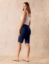 Bermuda azul marino en gabardina elastizada con pretina ancha elastizada, bolsillos delanteros simulados y bolsillos traseros aplicados.