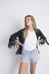 Campera corta de cuero sintético negro, con solapas, mangas 3/4 con tachas y flecos.