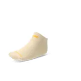 Pack de tres pares de medias blancas invisibles New Balance con logo en negro.