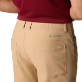 Pantalón chino color beige, de corte recto, con cinco bolsillos y tecnología Omni-Shield™ que repele la humedad y resiste las manchas.