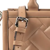 Bolso tote rectangular color taupe, con diseño acolchado con pespuntes diagonales. Tiene doble asa corta y correa larga regulable y extraíble. El acceso es con cierre. El interior está forrado en tela de algodón y poliéster y cuenta con un bolsillo con cierre y dos abiertos.