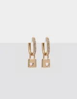 Aros argolla bañados en oro con cubic zirconia y dije de candado con corazón calado.