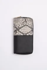 Billetera negra con estampado animal print de serpiente en tonos grises y cierre de cremallera dorada.