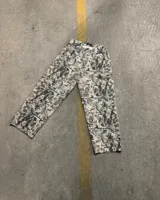 Pantalón de corte baggy con estampado de camuflaje de bosque.