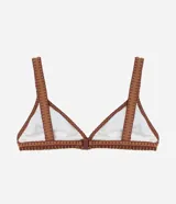 Top de bikini blanco con corte triangular, tirantes finos y ribete marrón.