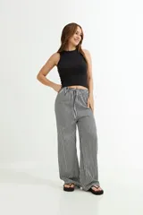 Musculosa corta de punto acanalado color celeste, con cuello redondo y sisas anchas.