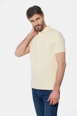 Remera polo lisa en oxford piqué color crema, con cuello en rib y botones personalizados.