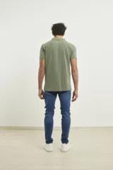 Remera polo de piqué color azul con cuello clásico y tapeta de tres botones.