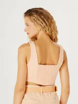 Top corto de tirantes anchos, color rosa pálido, con escote cuadrado.