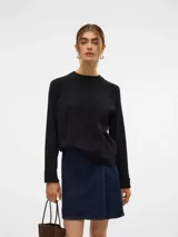 Sweater negro de punto con cuello redondo y ajuste regular.