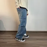 Pantalón jean de corte recto con bolsillos cargo laterales.