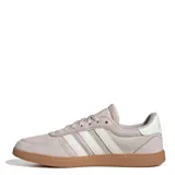 Championes Adidas Breaknet Sleek, color rosa claro con las tres tiras laterales blancas y suela marrón.