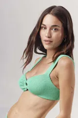 Top de bikini color verde agua con textura acanalada y breteles anchos.