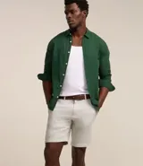 Bermuda de hombre en lino color gris claro, de corte recto, con textura discreta, bolsillos laterales y cierre frontal con botón y cremallera.