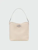 Bolso hobo Longchamp modelo Le Roseau, color beige, con cierre de broche metálico plateado y correa de hombro ajustable.