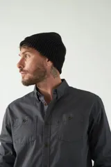 Camisa de hombre color marrón con efecto stone wash, fit regular, cuello americano, cierre con botones, dos bolsillos frontales con botón y mangas largas con puños abotonados.