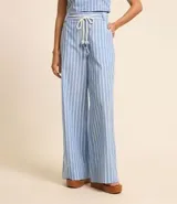 Pantalón wide leg de cintura alta confeccionado en tricolina rayada con trabillas y lazo en la cintura.
