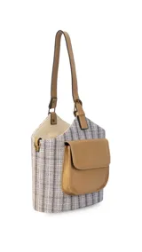 Matero con forma de balde, confeccionado en material símil cuero beige con estampado de rayas verticales en verde militar. Posee bolsillo frontal, asa de mano y correa larga desmontable.