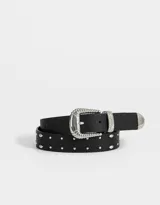 Cinturón negro de cuerina con hebilla metálica plateada estilo western y tachas plateadas.