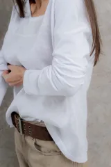 Remera negra de manga larga con costuras decorativas en color ocre en hombros y escote.