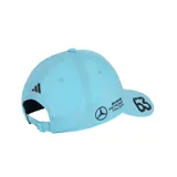 Gorro de béisbol celeste con logo de Mercedes-Benz bordado en el frente y las tres tiras de Adidas en la visera. Número 63 bordado en la visera delantera, correspondiente al piloto George Russell.