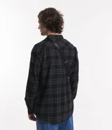 Camisa masculina de franela con estampado de cuadros, corte relaxed, cuello inglés, mangas largas y botones matizados.
