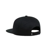 Gorra negra de Vans con logo ovalado de la marca bordado en verde en el frente. Visera plana con costuras verdes. Ajuste trasero con hebilla plástica.