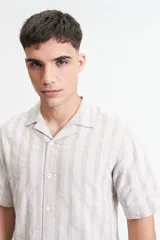 Camisa de manga corta a rayas con textura y fit regular.