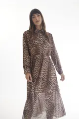 Vestido midi camisero con estampado animal print, de manga larga y cuello camisero. Tiene dos bolsillos con solapa en el pecho y cintura elastizada.