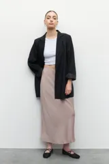 Falda midi color champagne de satén con cintura elástica.