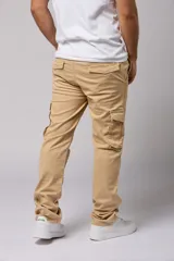 Pantalón cargo color marrón claro de gabardina, corte recto y tiro medio, con bolsillos laterales con solapa y bolsillos traseros.