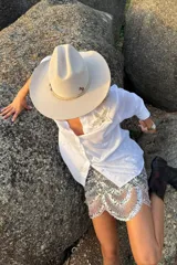 Minifalda de tul y lentejuelas plateadas con diseño de escamas, forro corto y corte en ondas en el dobladillo.