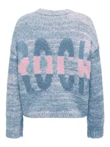 Sweater de punto con ajuste relajado, cuello redondo y mangas largas, en colores azul y rosa.