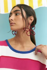 Aros colgantes con forma de flor, hechos con cuentas rojas.